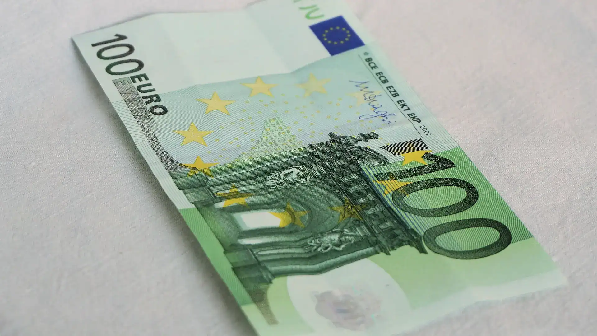 A 25-year-old Albanian paid a sex worker with fake euros